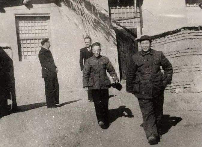 毛主席在西柏坡.jpg